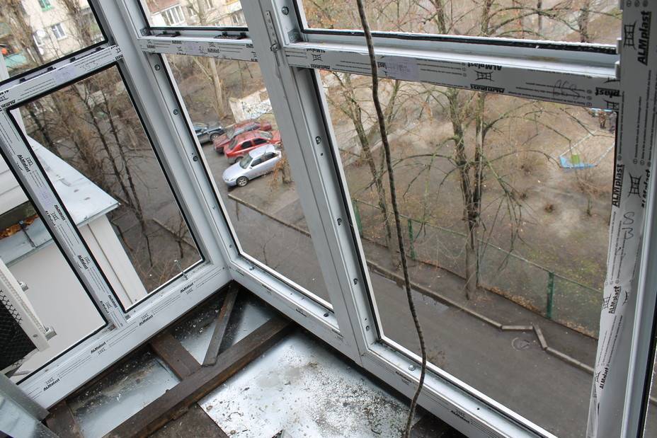 Как правильно выполнить остекление и утепление своего балкона?