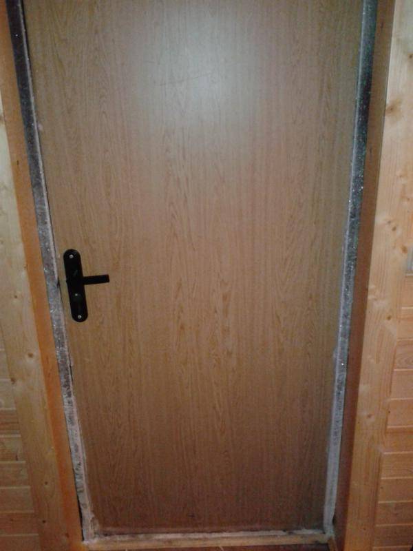 Почему промерзает металлическая дверь в частном доме?