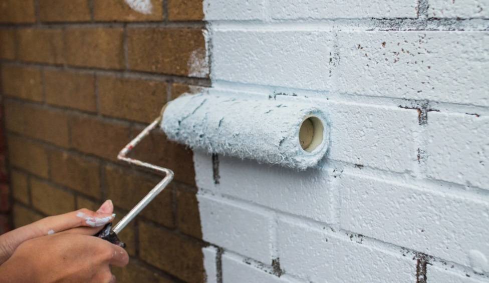 Как покрасить балкон своими руками: покраска бетонной стены + выбор цвета