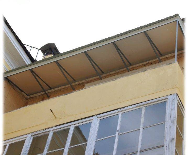Козырек на балкон: виды, материал, монтаж своими руками