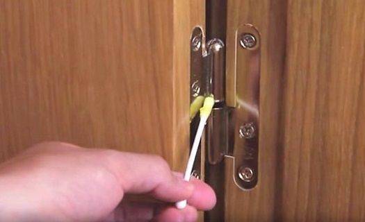 Как убрать скрип двери