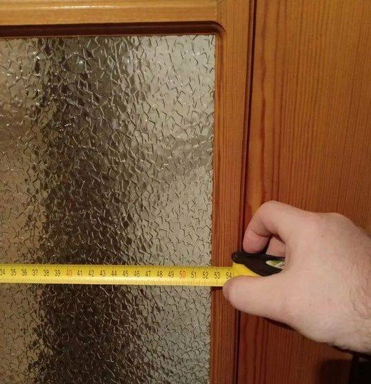 Замена стекла в межкомнатной двери, также матового: можно ли поставить своими руками, чем разобрать конструкцию для ремонта, как установить элемент вместо разбитого?