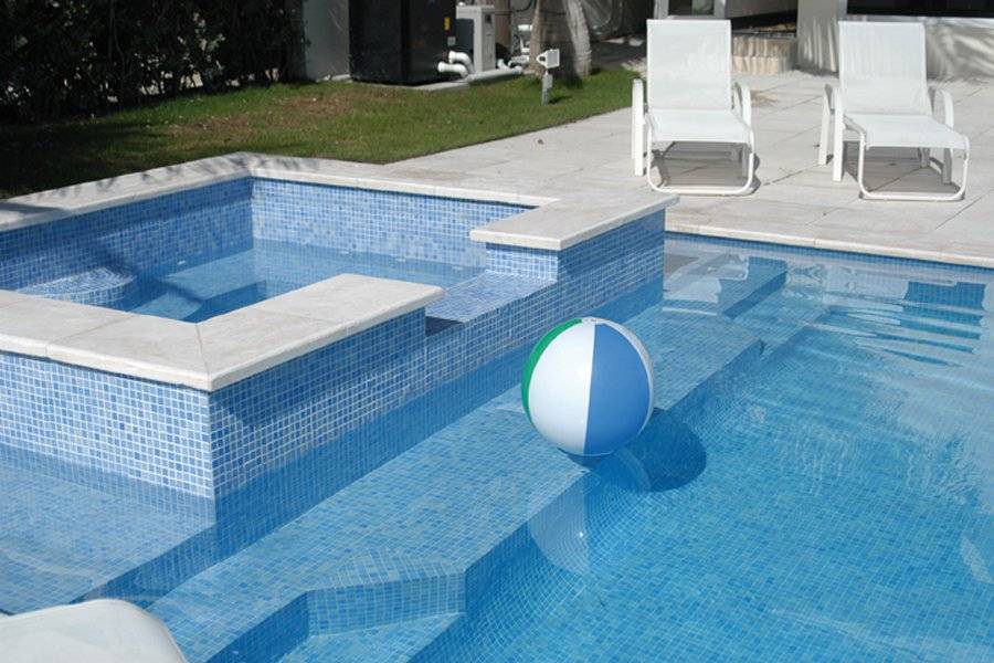 Водостойкий плиточный клей для бассейнов: как выбрать?