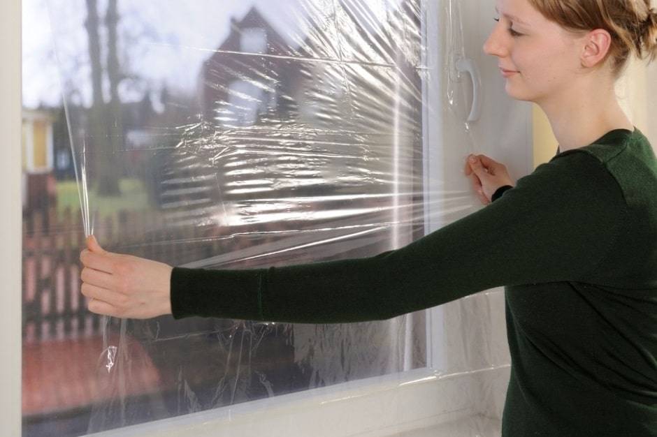 Как утеплить пластиковые окна, если продувает: способы, причины сквозняка