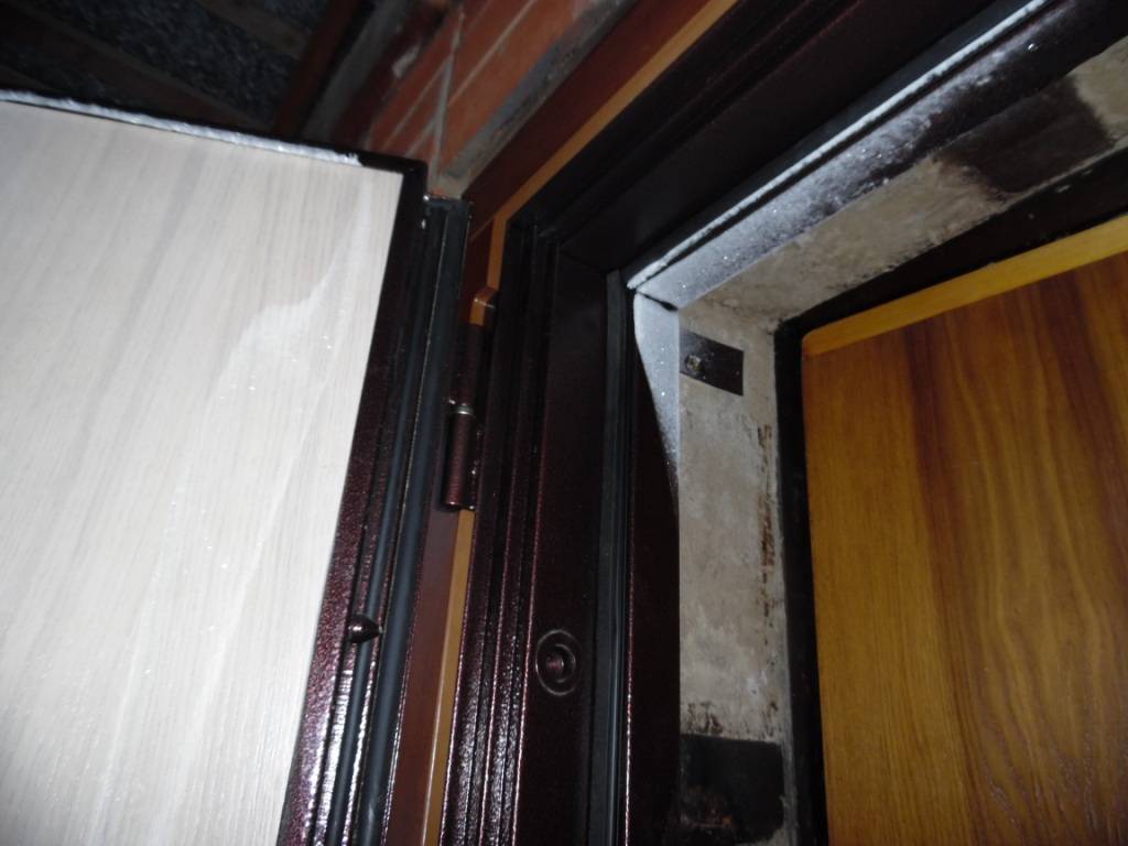 Почему промерзает металлическая дверь в частном доме: причины