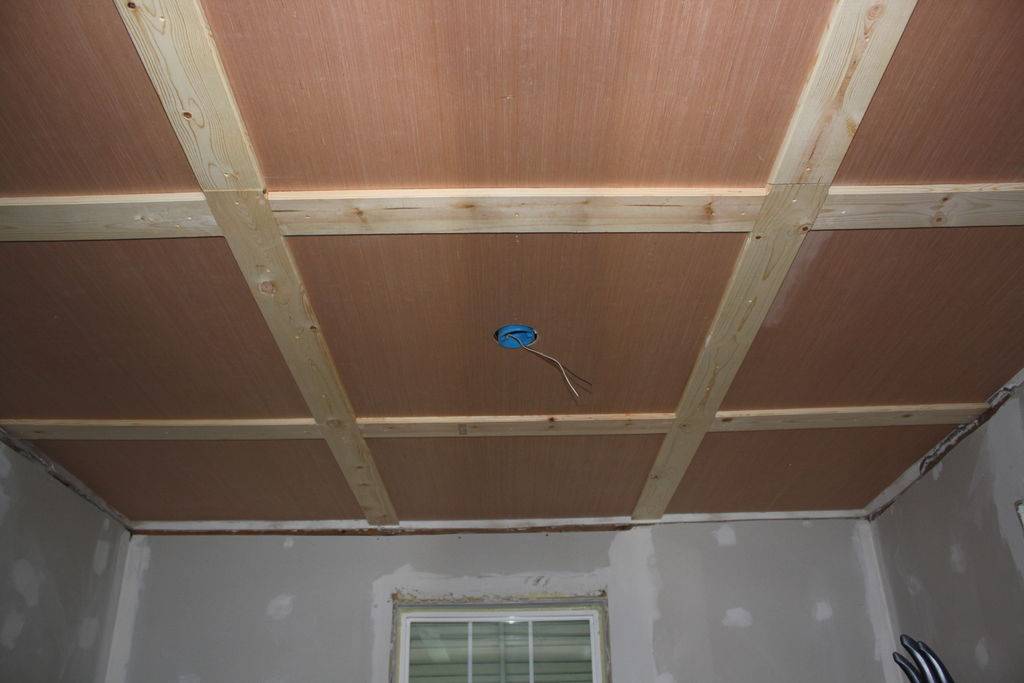 Потолок из фанеры: пошаговая видео инструкция