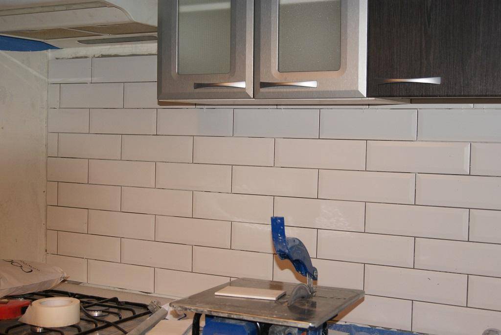 Укладка плитки на кухне — фартук, подготовка и монтаж
