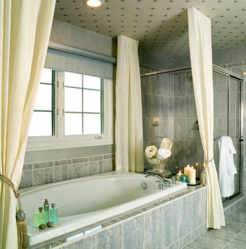 Дизайн ванной комнаты с окном — 105 фото идей