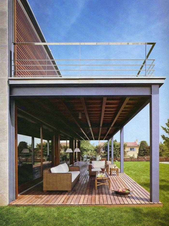 Как сделать балкон в частном доме: с террасой или мансардой, над верандой или в двухэтажной деревянной постройке, гидроизоляция