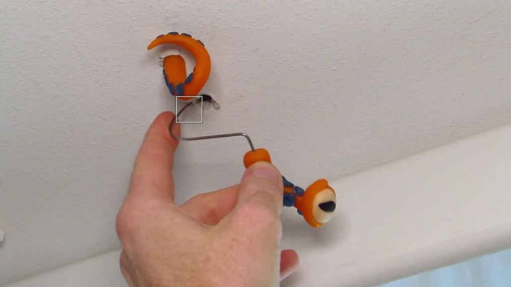Как заделать дыру в гипсокартоне на потолке?