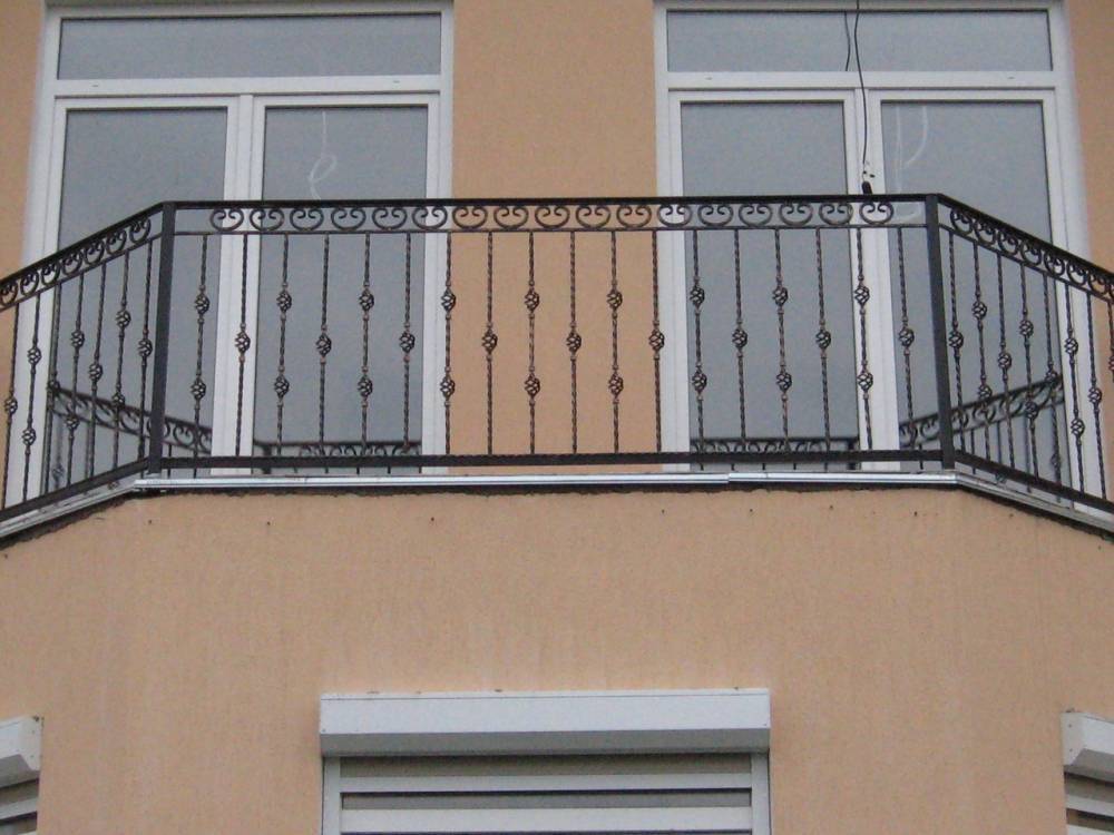 Какие бывают ограждения для балкона или лоджии
