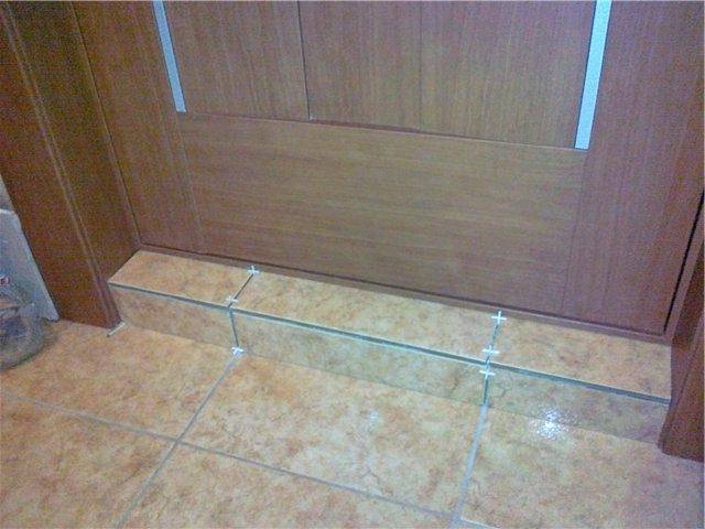 Порожки для пола с перепадом: гибкие, резиновые, деревянные, монтаж, размеры