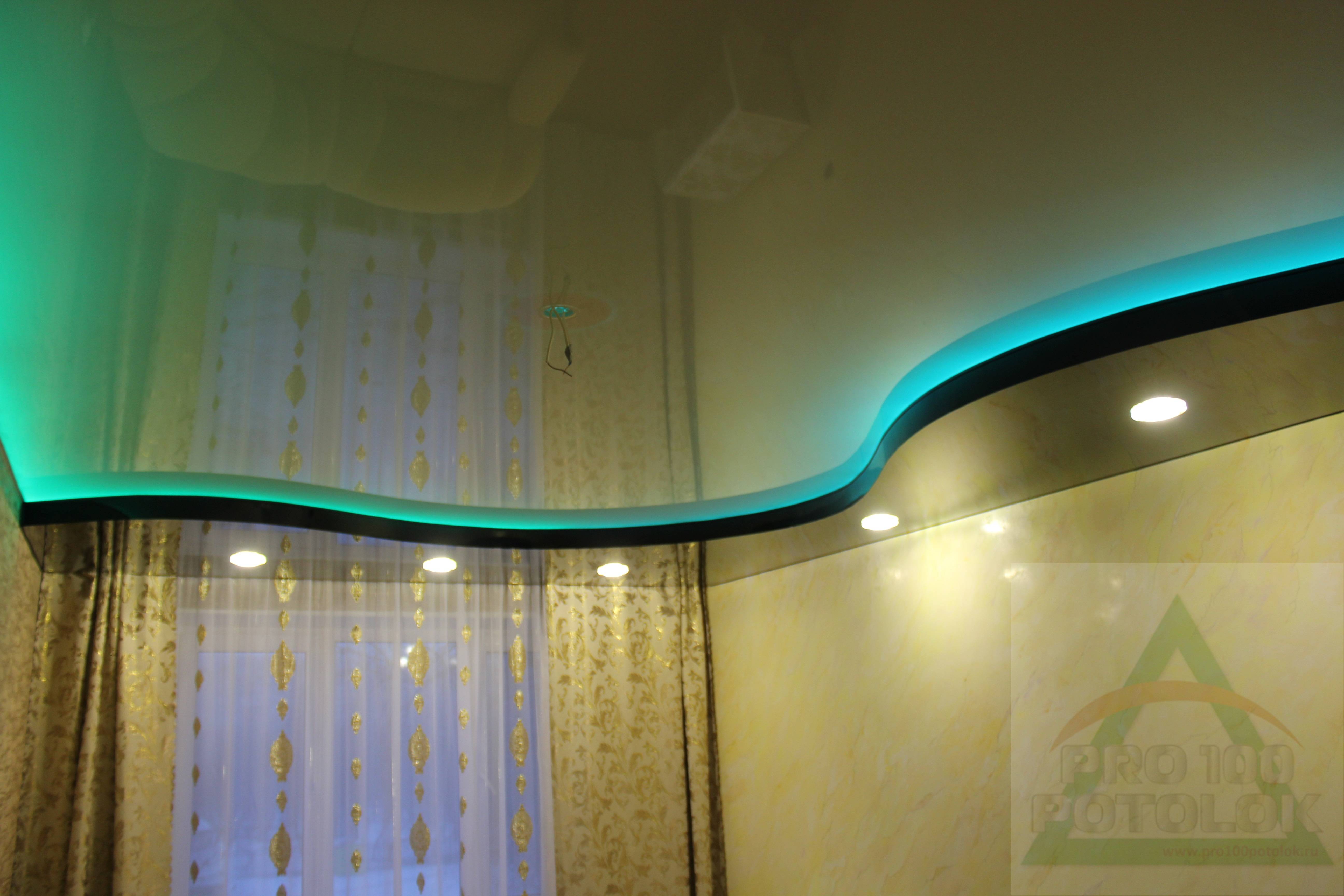 Двухъярусный натяжной потолок с подсветкой в зале фото