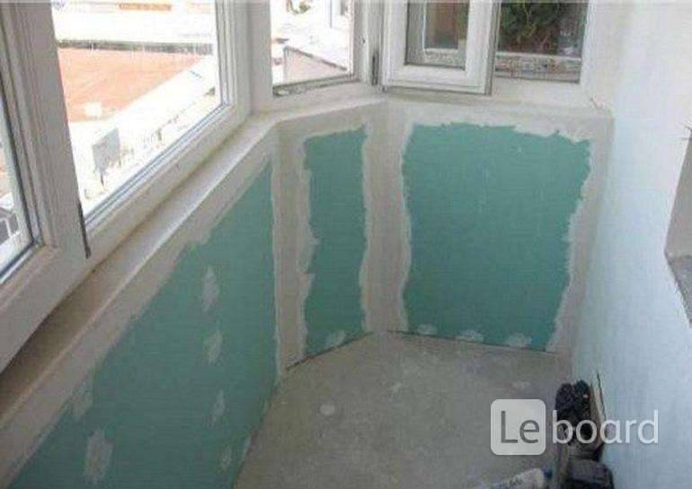 Чем оштукатурить стену на балконе?