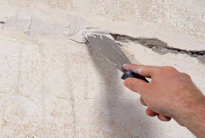 Как укрепить старую штукатурку на стене?