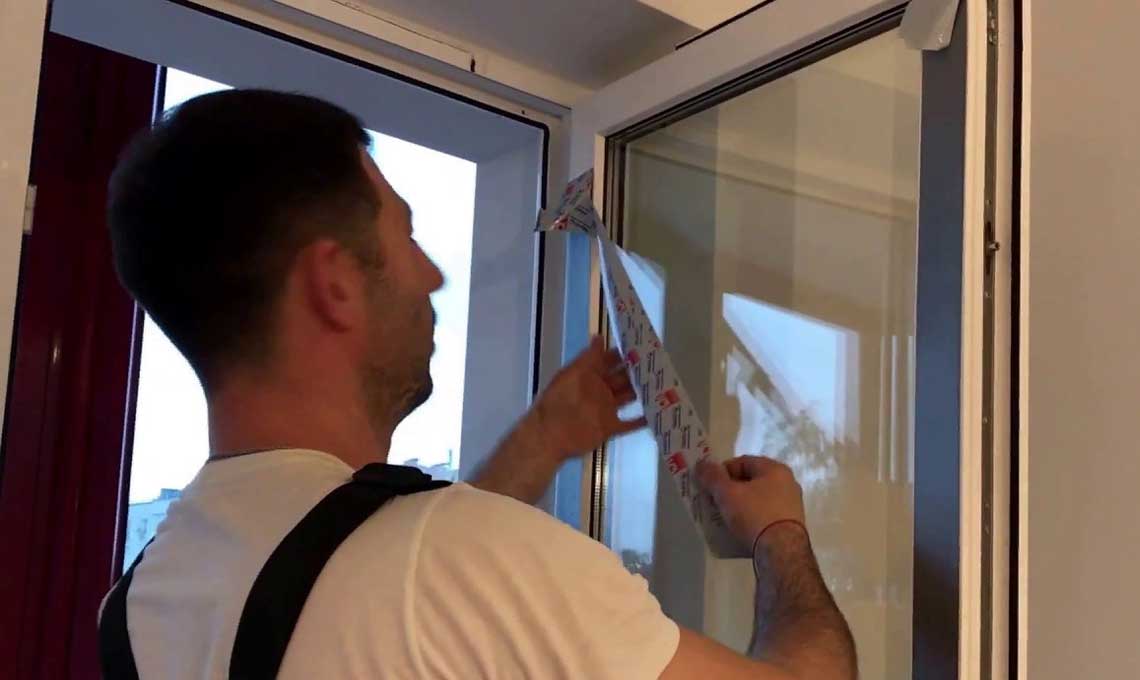 Как убрать скотч со стекла, снять остатки без царапин, чем удалить пятна от двухсторонней клейкой ленты?