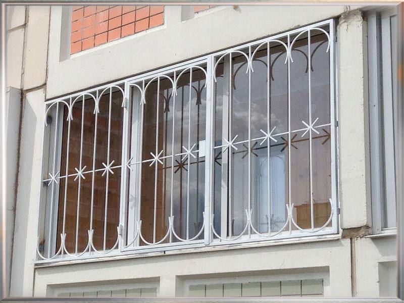 Особенности и разновидности кованых перил на балкон