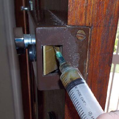 Чем смазать дверь, чтобы не скрипела в домашних условиях, и петли, можно ли растительным или подсолнечным маслом