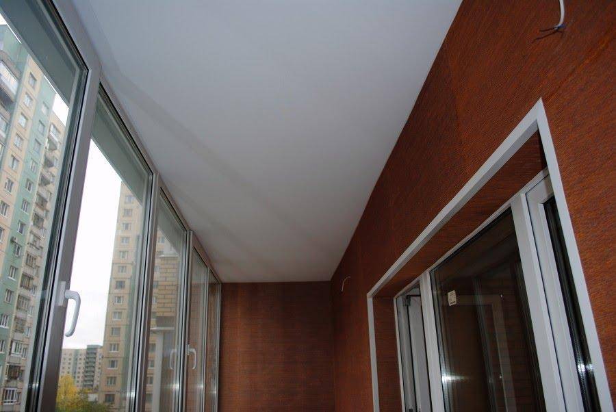 Натяжной потолок на балконе: плюсы и минусы применения