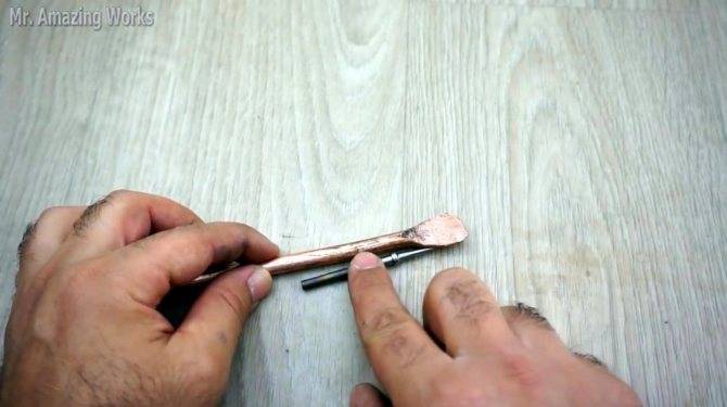 Как заделать дырку в двери и воссоздать рисунок дерева за 7 шагов