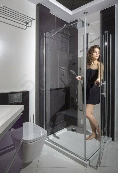 Дизайн душа без поддона в ванной, варианты раздвижных стеклянных дверей и ограждений, установка кабины и устройство слива, выбор плитки на пол