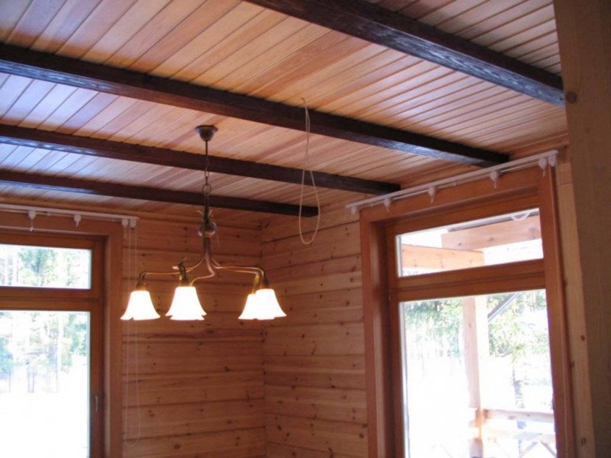 Чем бюджетно отделать потолок на даче. наиболее популярные виды отделки | строительство и ремонт