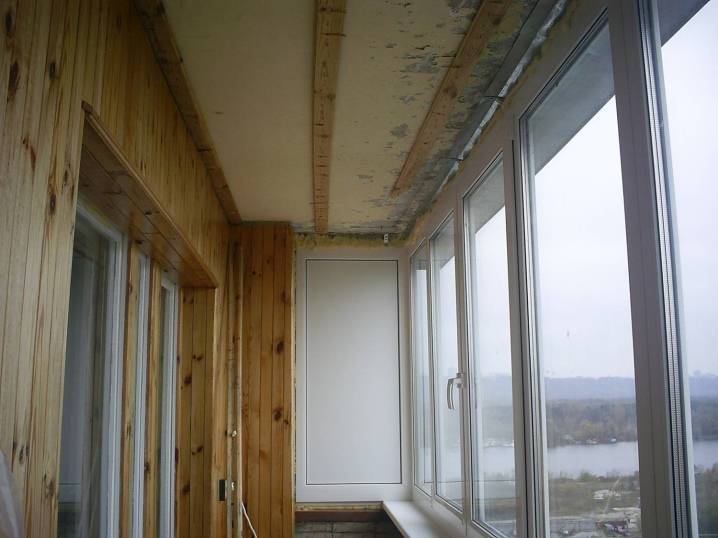 Натяжной потолок на балконе — все за и против