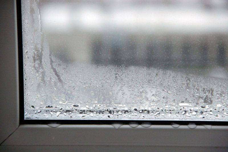 Почему потеют пластиковые окна в частном доме зимой: причины и методы устранения