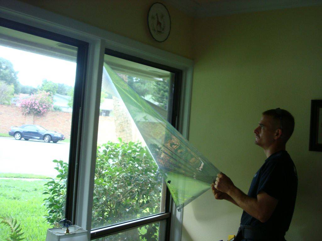 Как выбрать самоклеющийся утеплитель для окон и правильно наклеить его. чем утеплить окна. обзор утеплителей