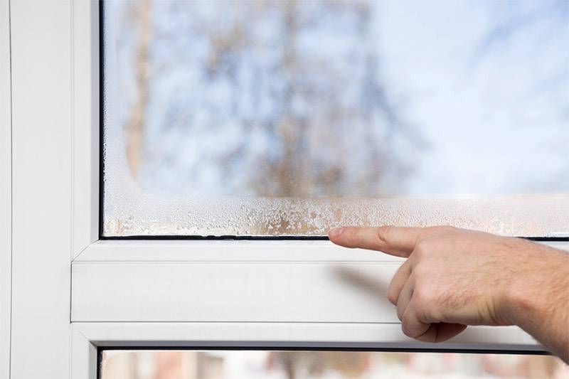 Почему запотевают окна в частном доме