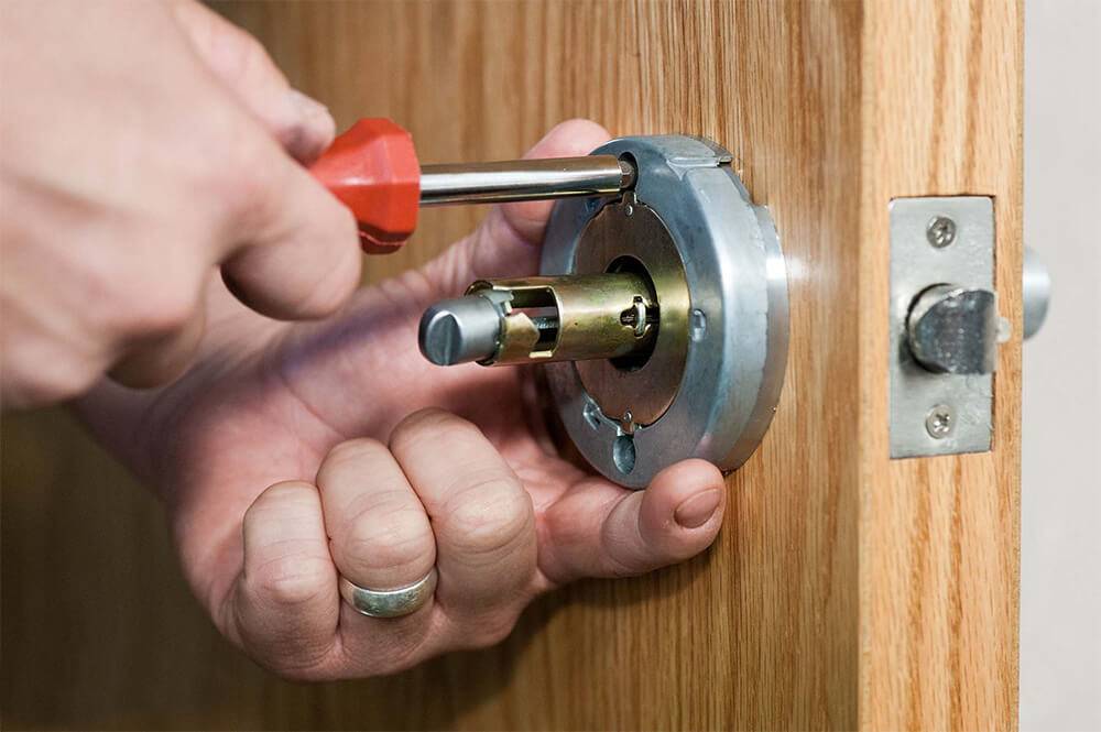 Выбор и установка магнитной защелки для межкомнатных дверей