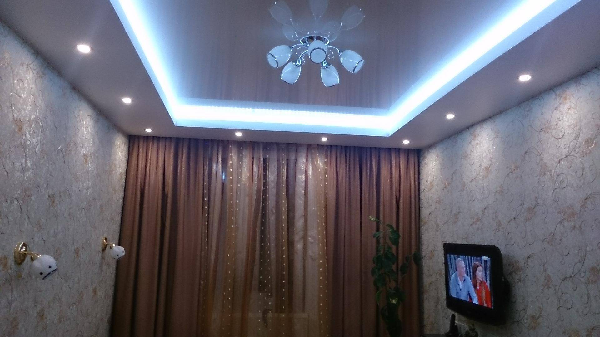 Двухуровневые натяжные потолки с подсветкой - в зал, по периметру