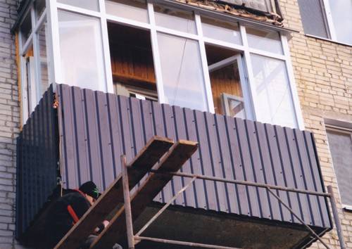 Обшивка балкона снаружи профнастилом и сайдингом своими руками: пошаговая инструкция с фото и видео