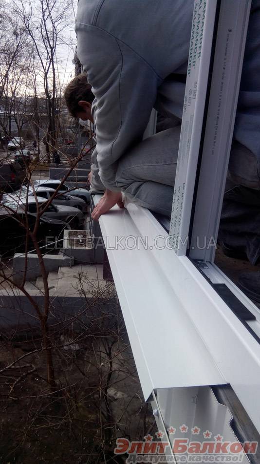 Застеклить балкон пластиковыми окнами: как правильно осуществить установку своими руками, особенности монтажа и утепления для лоджии, в каком случае нужна замена?