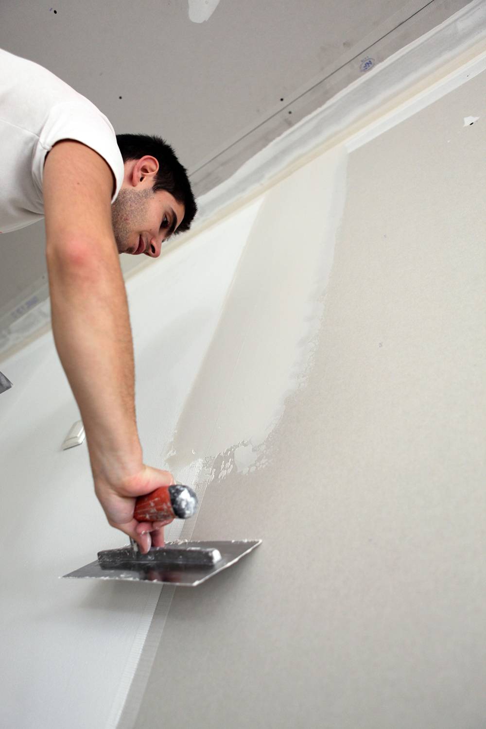 Подготовка стен к поклейке обоев — пошаговая инструкция по работе с бетоном и гипсокартоном