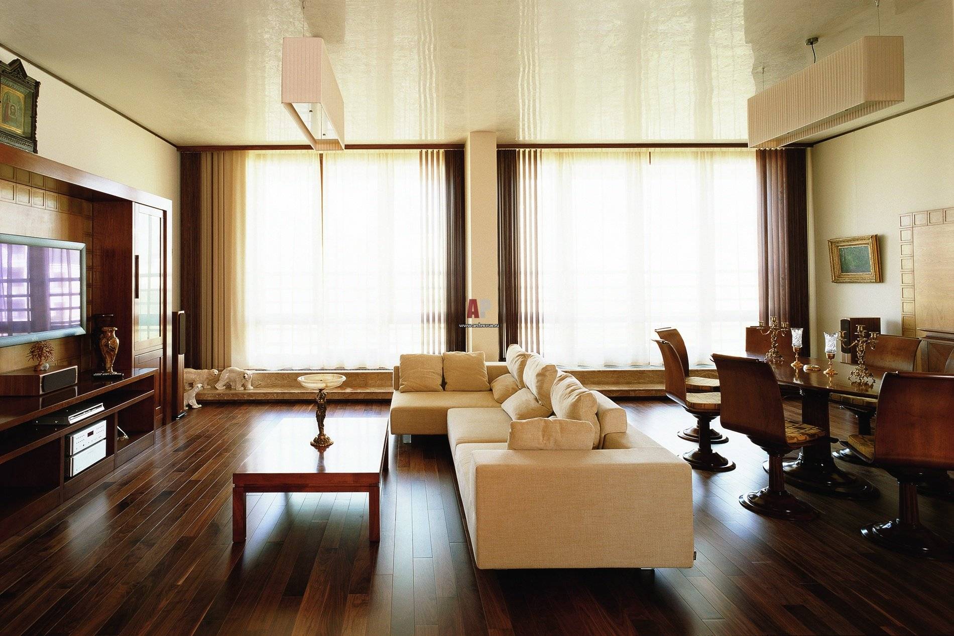 Дизайн гостиной с двумя окнами (30 фото): мебель, украшение оконных конструкций, цветовая гамма и декорирование стен