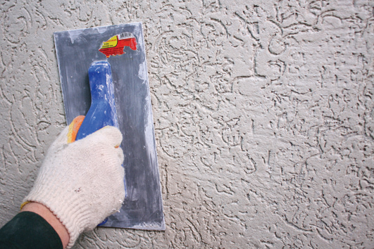 Тонкости нанесения штукатурки короед на стену: советы профессионалов | строй легко