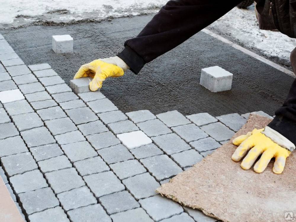 Укладка тротуарной плитки своими руками: пошаговое руководство по мощению двора загородного дома