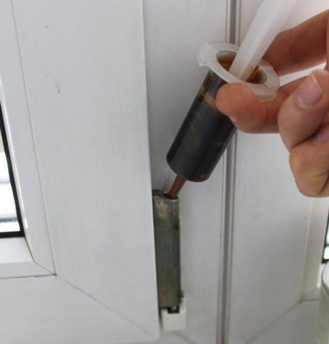 Чем смазать дверь чтобы не скрипела в домашних условиях