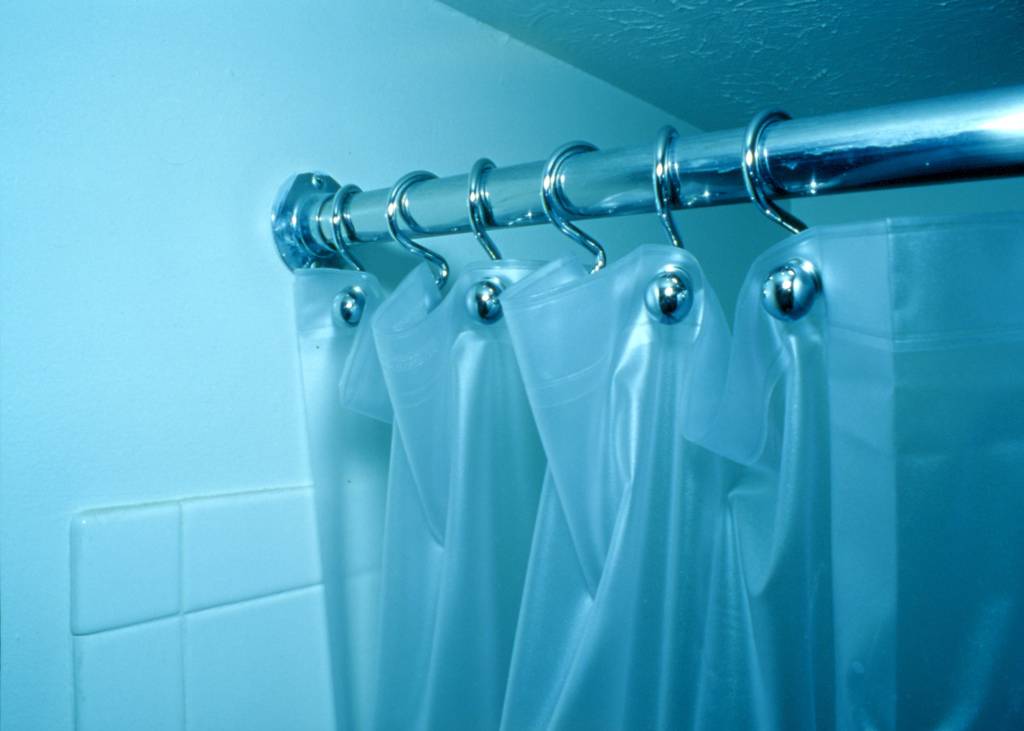 Как выбрать штору в ванную комнату: идеи и советы