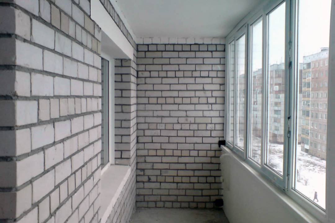 Кирпичные стены на балконе – варианты идеальной отделки (77 фото)