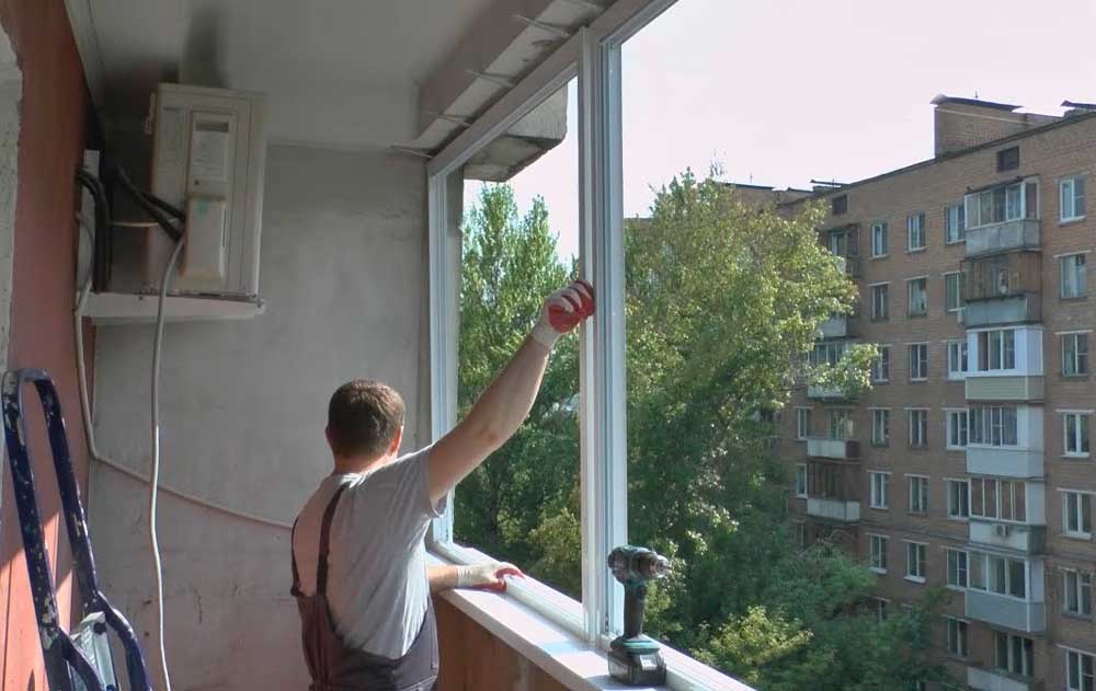 Замена окон на балконе или лоджии: холодное остекление на теплое.