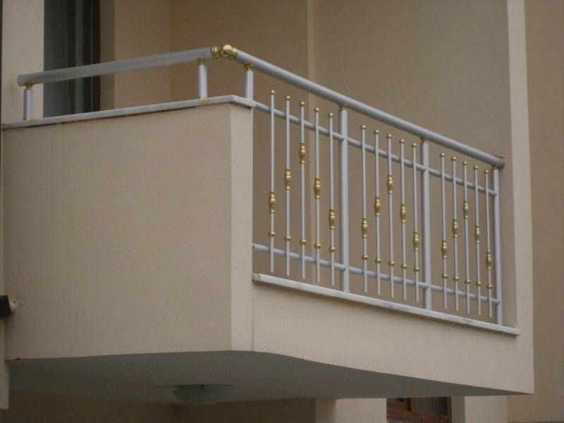 Для чего нужны балконные ограждения и как их правильно установить?