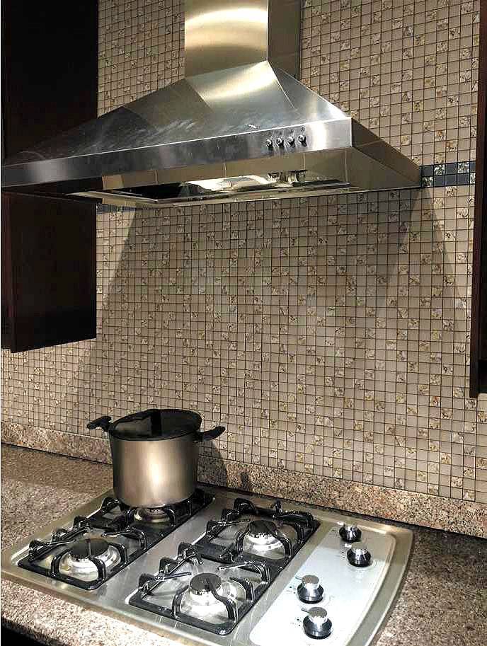 Мозаика на кухонном фартуке: выбор плитки, цвета и узора