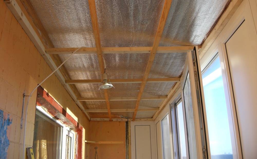 Как сделать потолок на балконе, чем лучше обшить поверхность, какой выбрать: натяжной, подвесной или пластиковый, обустройство гидроизоляции, отделка