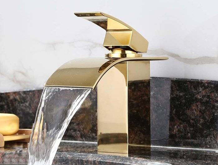 Смесители с душем на борт ванной и их особенности, дизайнерские преимущества каскадных смесителей
