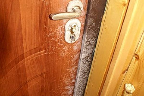 Что делать, если на входной двери в частном доме скапливается конденсат — вентиляция и кондиционирование