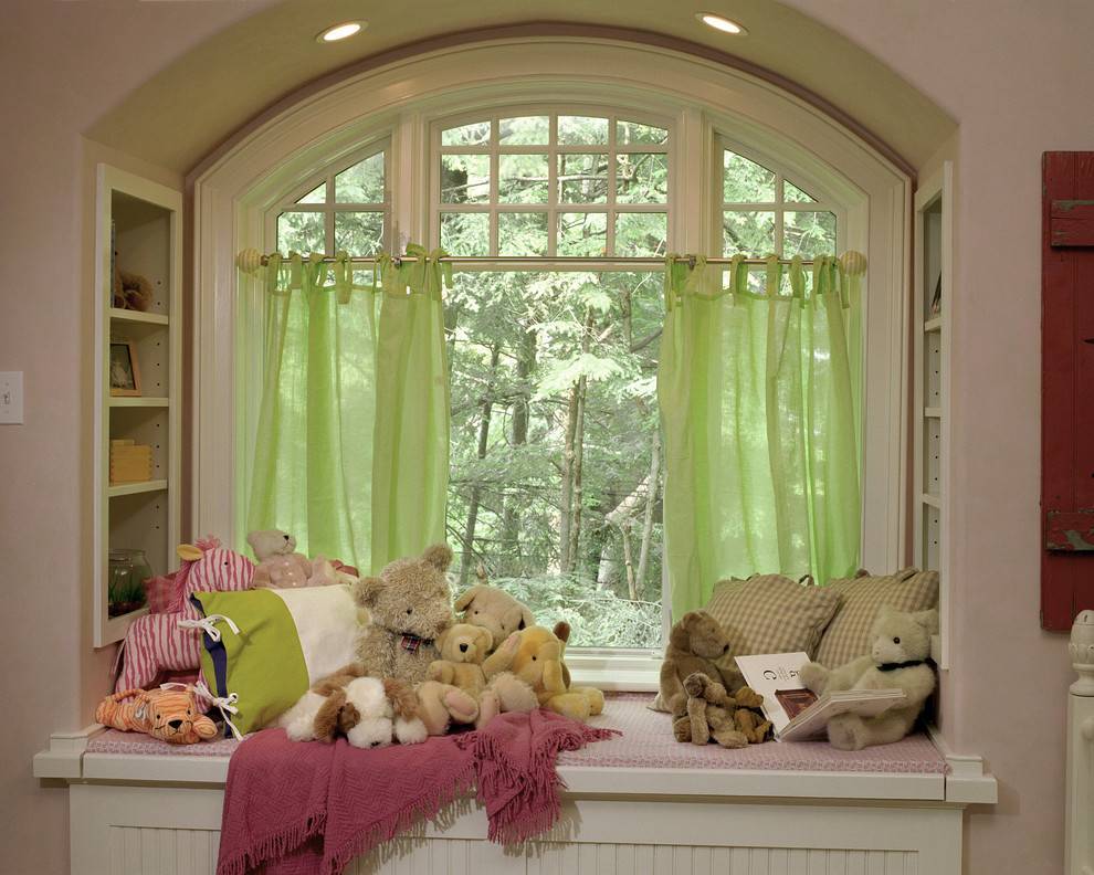 Как правильно оформить окна в детской комнате?