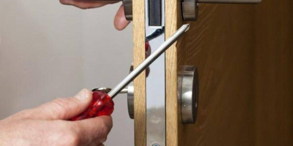 Как открыть замок межкомнатной двери без ключа: способы и средства