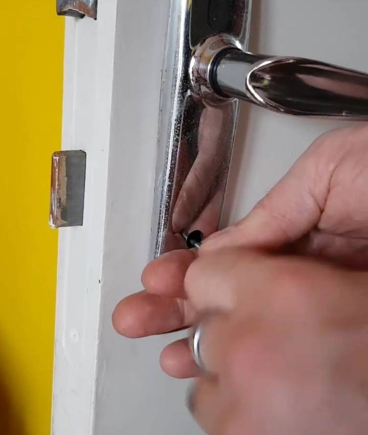 Как открыть дверь если сломалась ручка: что делать если дверь не открывается : gardian-msk.ru